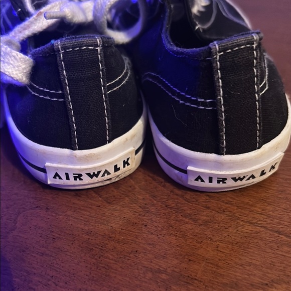 Unisex Airwalk Black and White Canvas Sneakers Timeless Design - Picture 4 of 12
